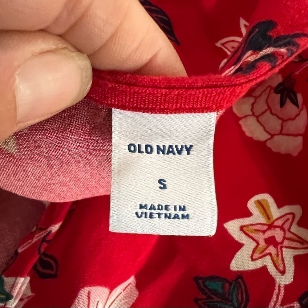 Old navy red floral print blouse, S, V-neck button closures, cuff sleeves, flowy - Picture 12 of 12